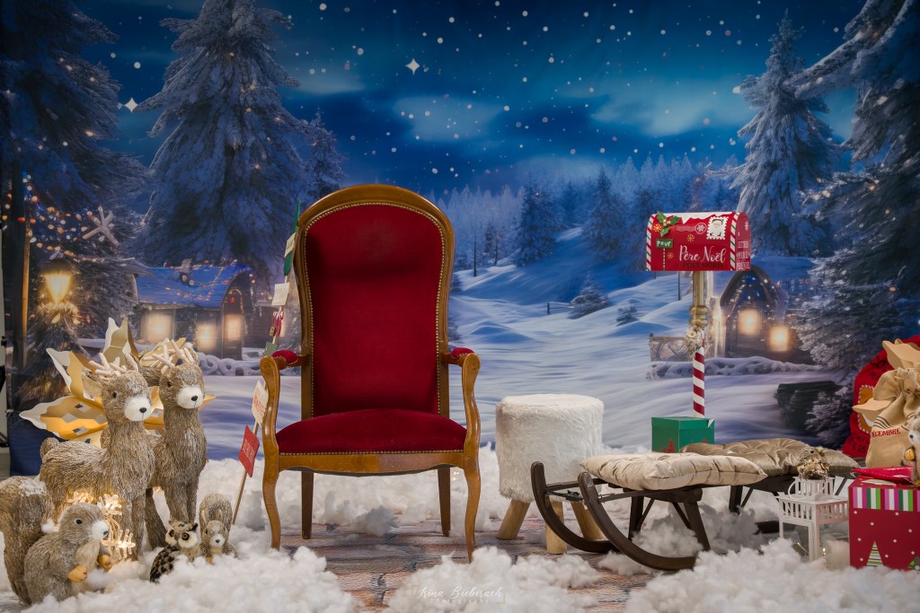 Décor de Noël avec fond nuit bleue et chaise rouge