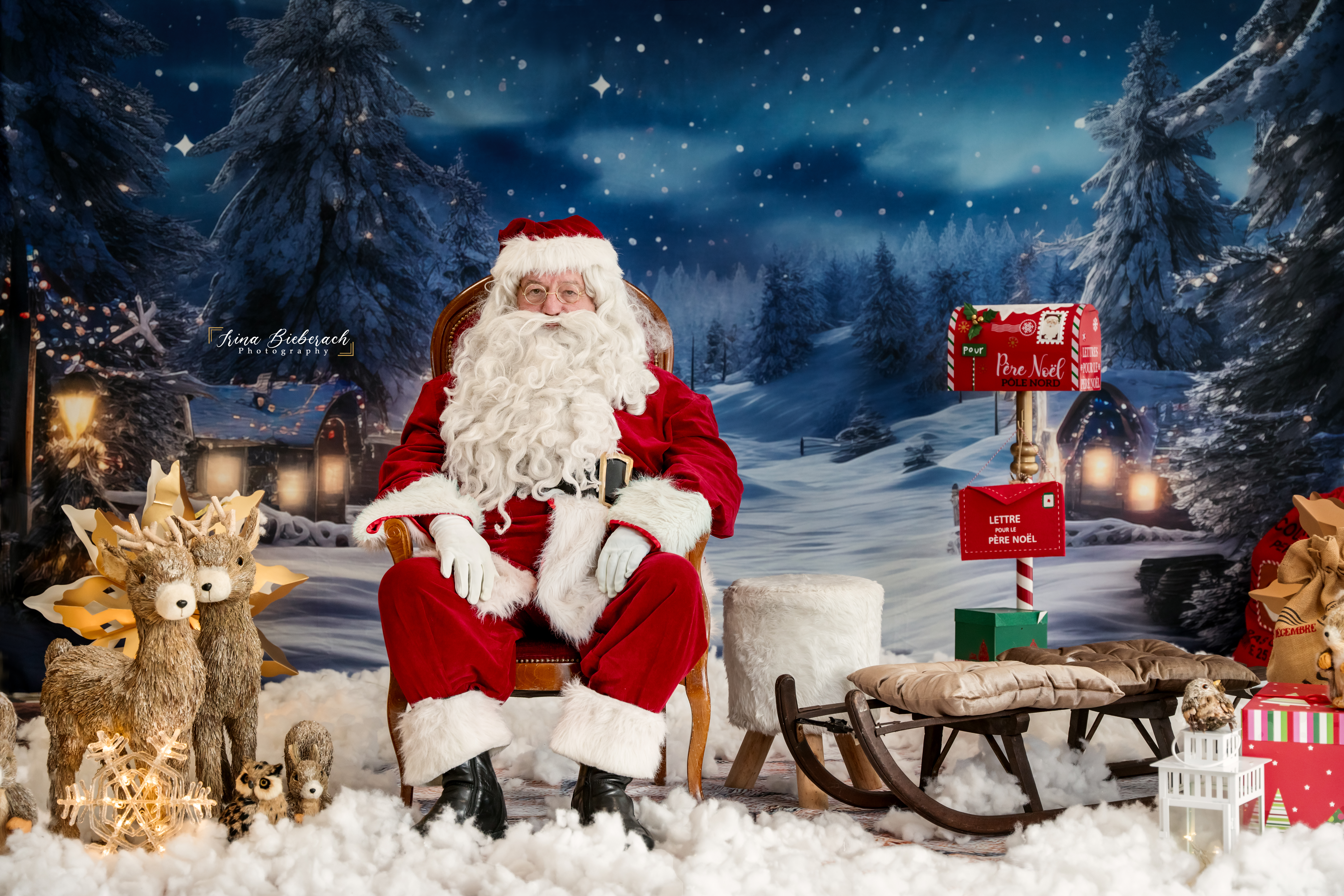 Décor de Noël avec fond nuit bleue et chaise rouge et Père Noël assis